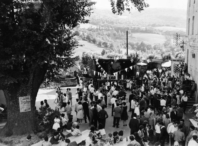 Couples dansant et foule sur la place un jour de fête (fèsta, vòta), vers 1955