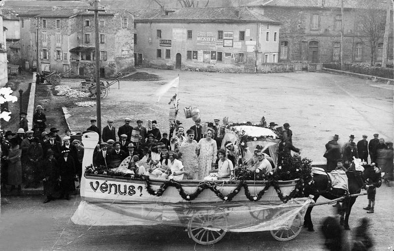 Equidé attelé à un char (carri) décoré dénommé Vénus transportant de la jeunesse déguisée et badauds un jour de fête (fèsta, vòta)