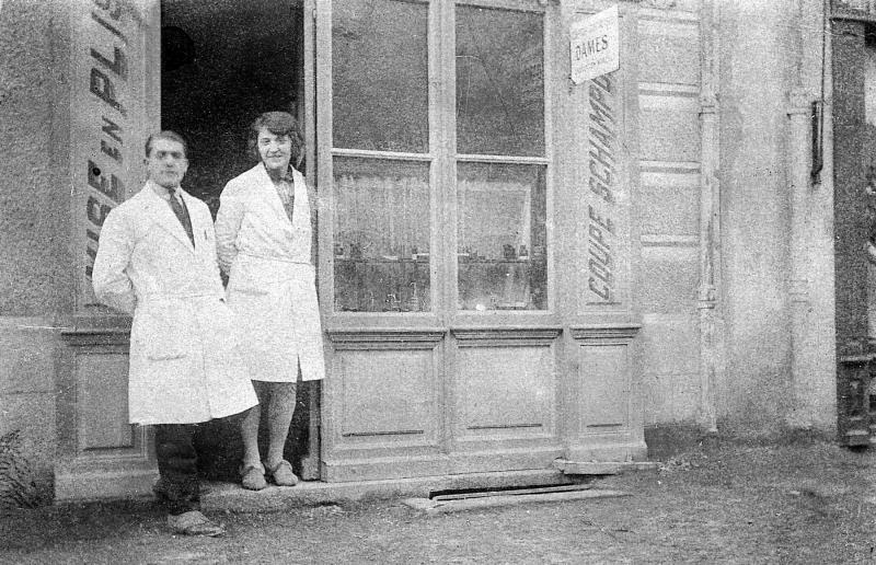 Coiffeurs (peluquièrs) devant leur salon de coiffure, 1928