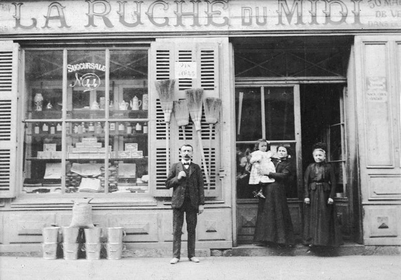 Personnes devant le magasin La Ruche du Midi, 1925