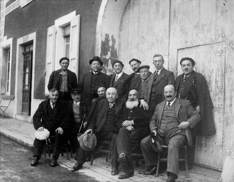 Hommes de 60 ans devant l'auberge (aubèrja) Foulquier, 1947