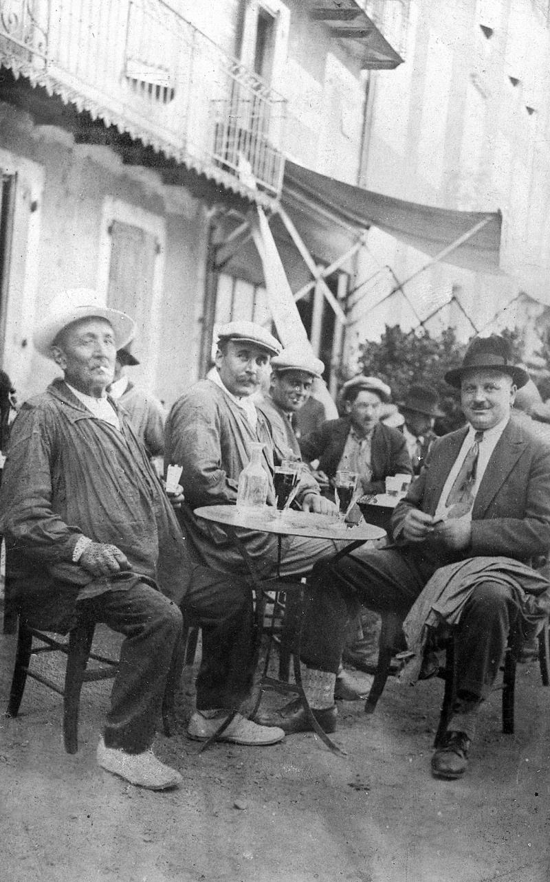 Hommes attablés à l'auberge (aubèrja) Cadenas, 1925-1930