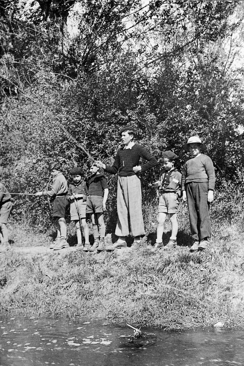 Enfants pêchant à la ligne, 1947