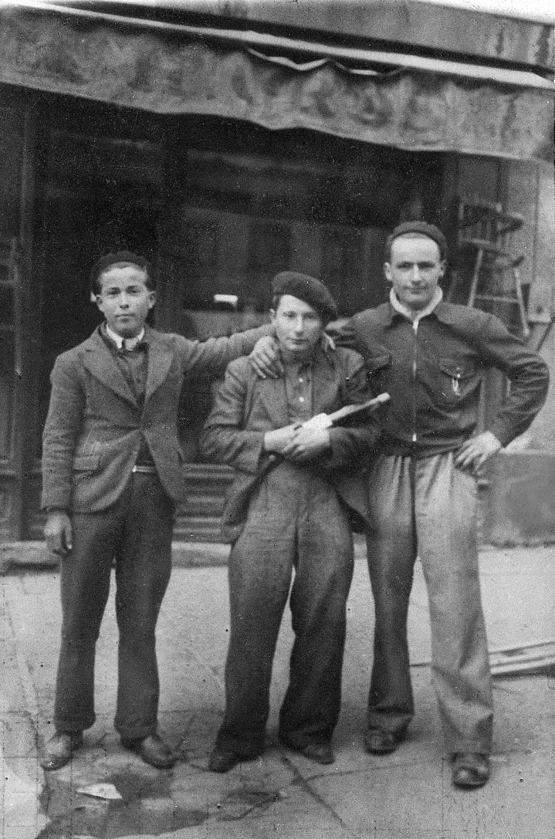 Trois jeunes hommes un jour de foire à la loue (lòga), 4 mai 1938