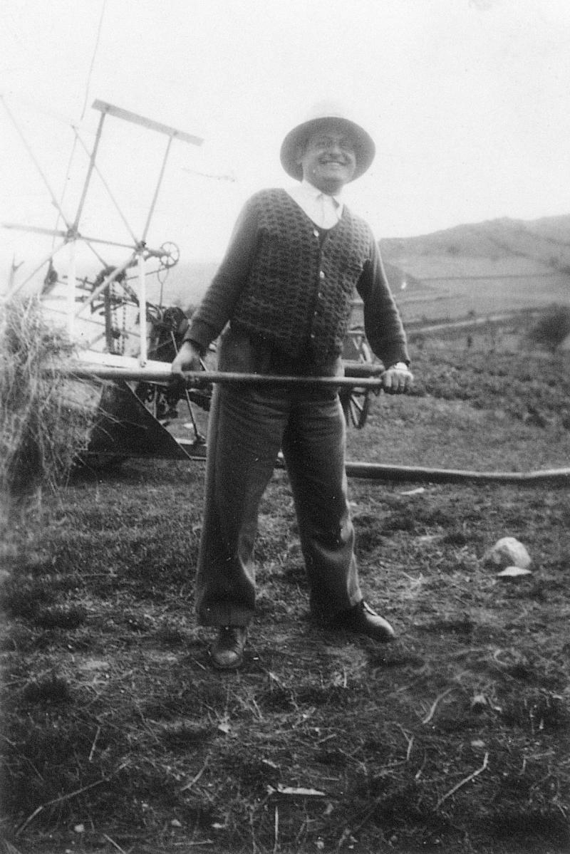 Homme avec une fourche (forca) devant une moissonneuse lieuse (ligaira, liusa) à rabatteurs, à Alcapiès, 1935