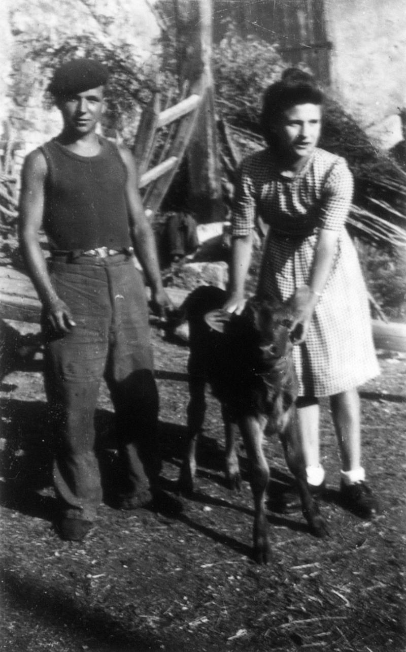 Jeune homme et jeune fille avec un veau (vedèl), 1943