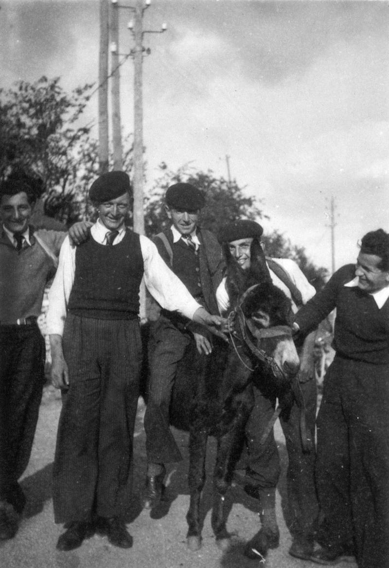 Cinq jeunes hommes dont un juché sur un âne (ase), à La Capelle, 1942
