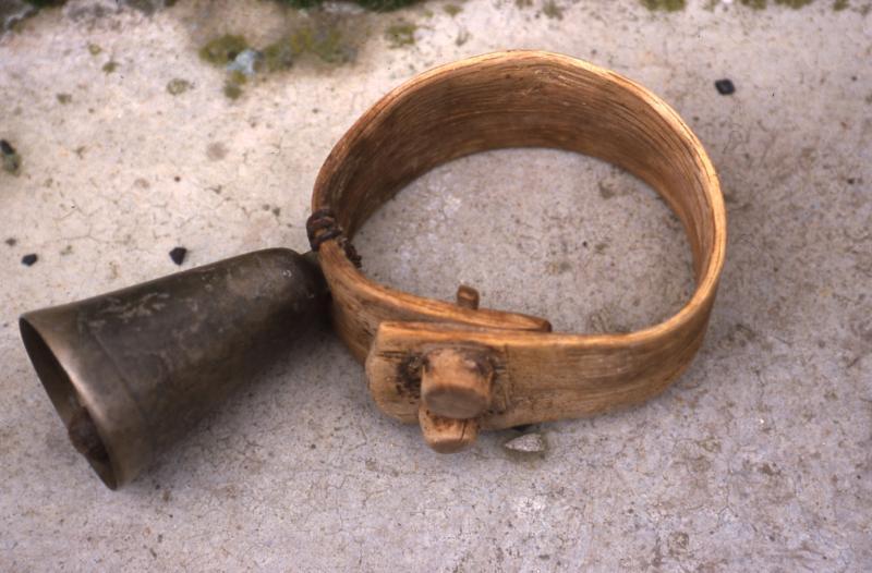 Collier (colar) en bois avec clé (clau) et sonnaille (esquila) d'ovidé, du Saint-Affricain ou Vabrais (secteur de Saint-Affrique), janvier 2001