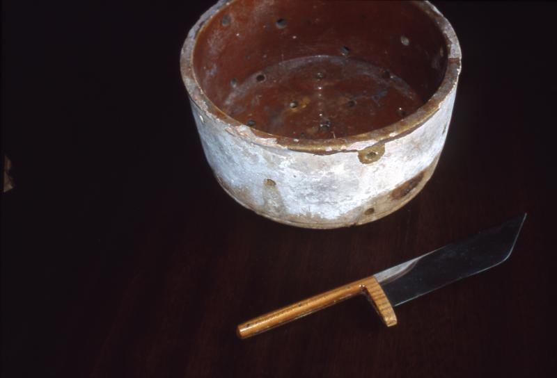​Moule (faissèla) en terre cuite et couteau servant à retourner et à râcler (cotèl a revirar) les pains de roquefort, mars 2001