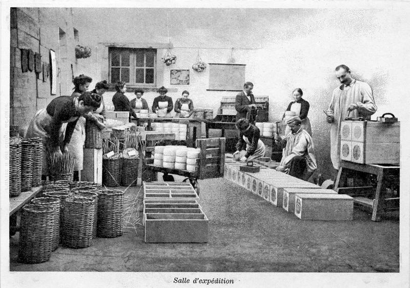 Cabanières (cabanièiras) et employés de cave (òme de cava) emballant des pains affinés de roquefort pour l'expédition