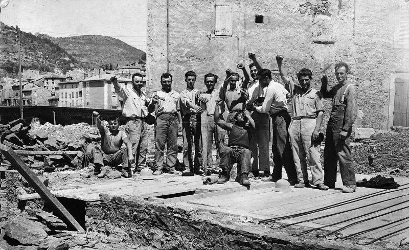Temps de pause (beguda) sur un chantier de onze ouvriers (obrièrs) avec le poing levé, dans le Saint-Affricain ou Vabrais (secteur de Saint-Affrique)