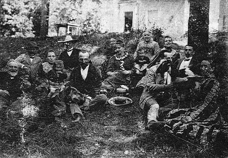 Famille assise sur l'herbe (èrba) devant une maison (ostal), à Lapeyre