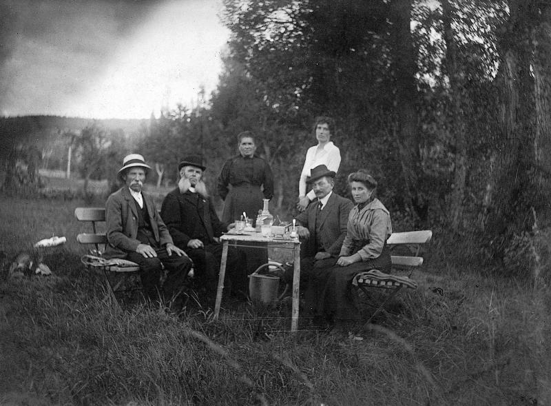Personnes attablées dans une prairie (prada, prat), vers 1925