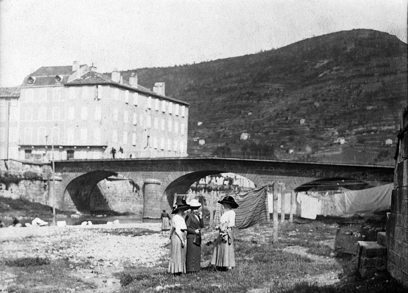 Laveuses (lavairas), trois femmes et lessive (bugada) étendue près d'un pont, à Lapeyre, 1912