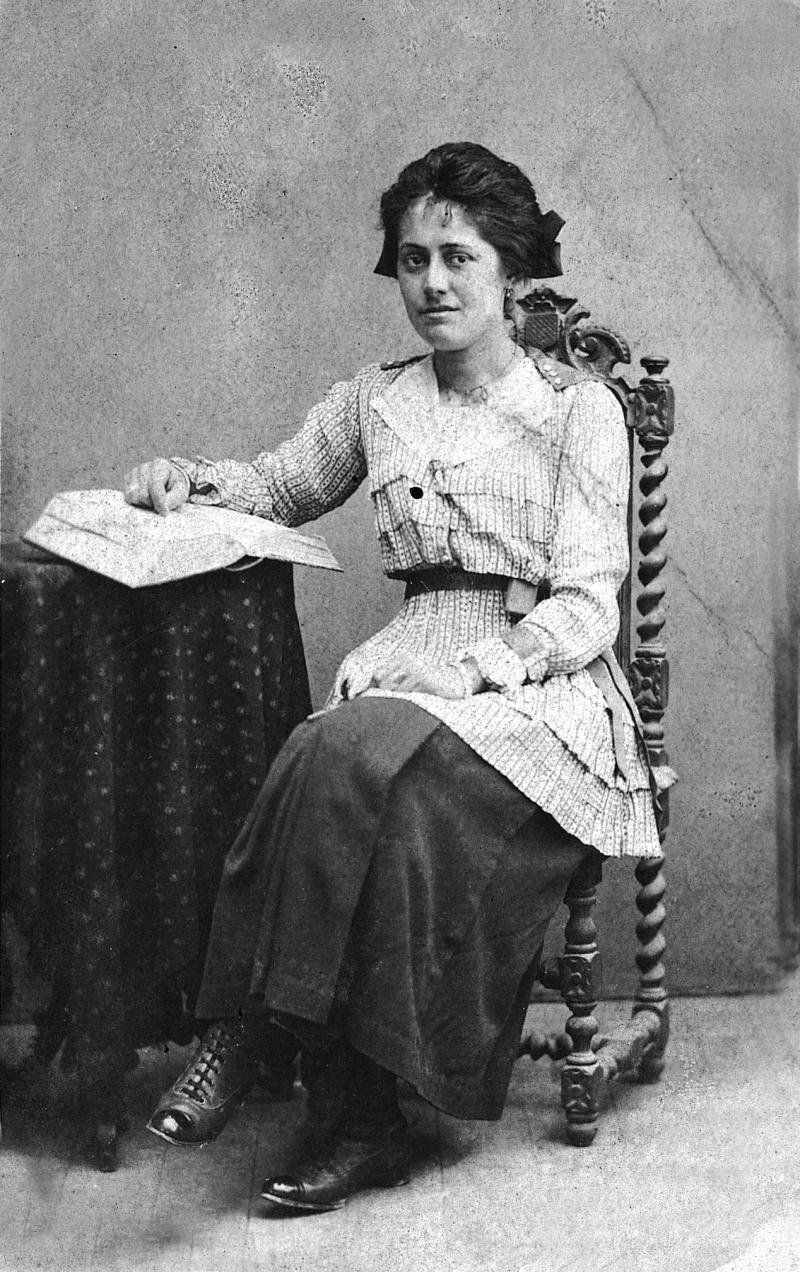 Jeune fille attablée avec un livre (libre), à Mascourbes, 1920