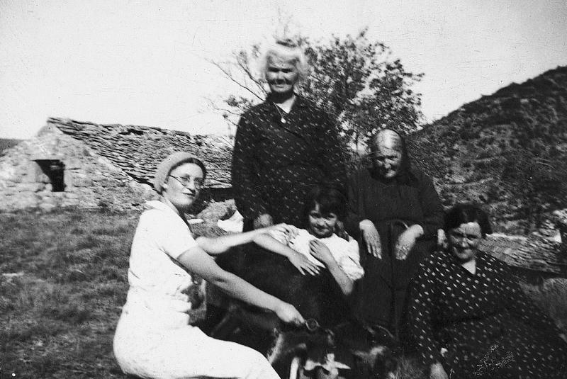 Quatre femmes et une jeune fille avec une chèvre (cabra) devant une bergerie (jaça), à Montclarat, 1936