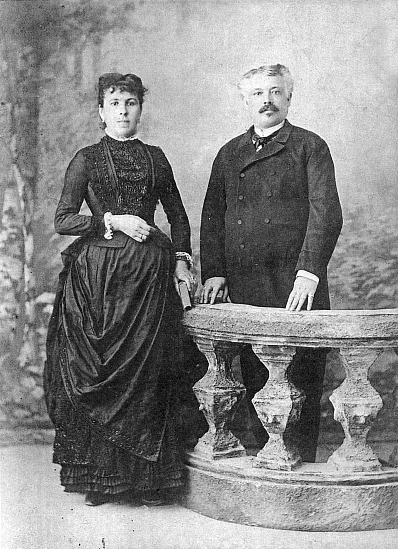  Couple posant derrière une rambarde, 1890
