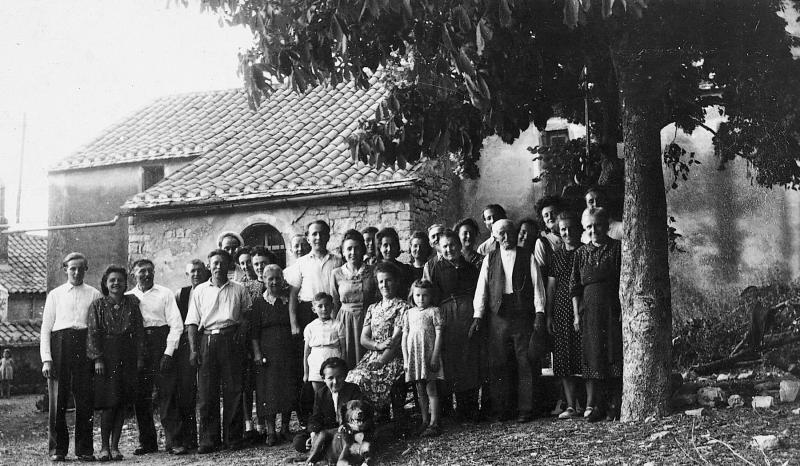 Familles devant une chapelle (capèla), à Montclarat, 1935