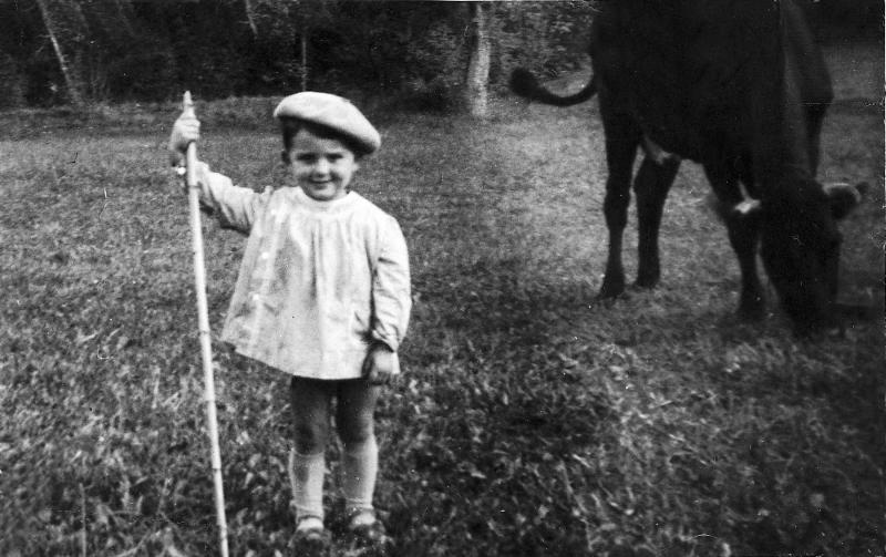 ​Enfant avec un bâton (baston) gardant un bovidé, à Couat, 1958