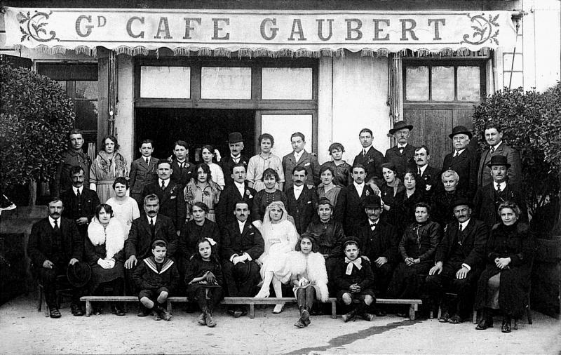 Mariage Rouquet-Adrien devant le Grand café Gaubert, 1922