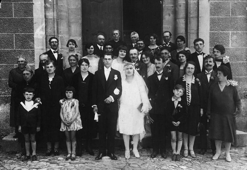 Mariage Canac-Alric devant porte d'entrée d'église (glèisa), années 1930
