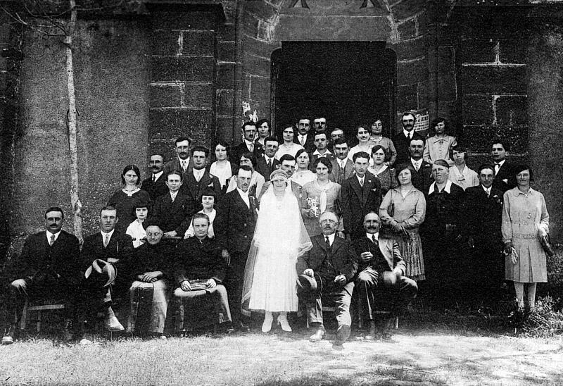 Mariage Matet-Viguier devant porte d'entrée d'église (glèisa), à Ségonzac, vers 1930