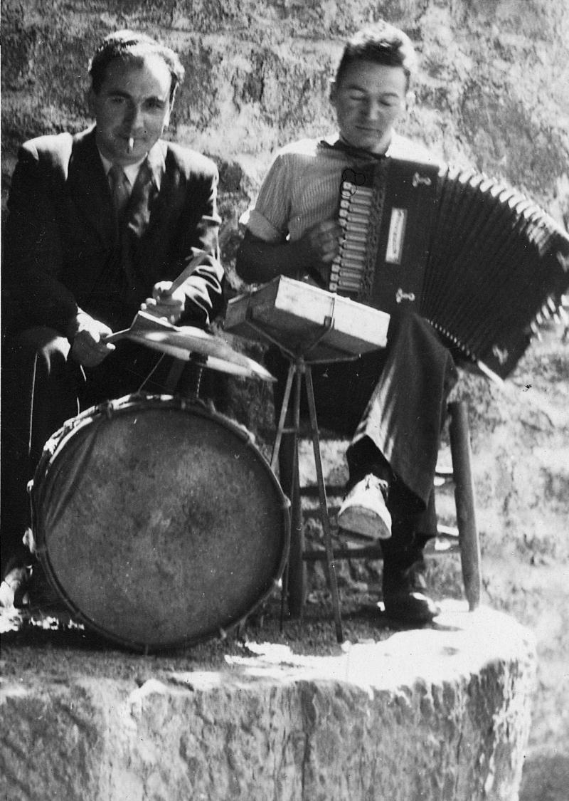  Duo masculin tambour (tambor), accordéon (acordeon) jouant, 1946