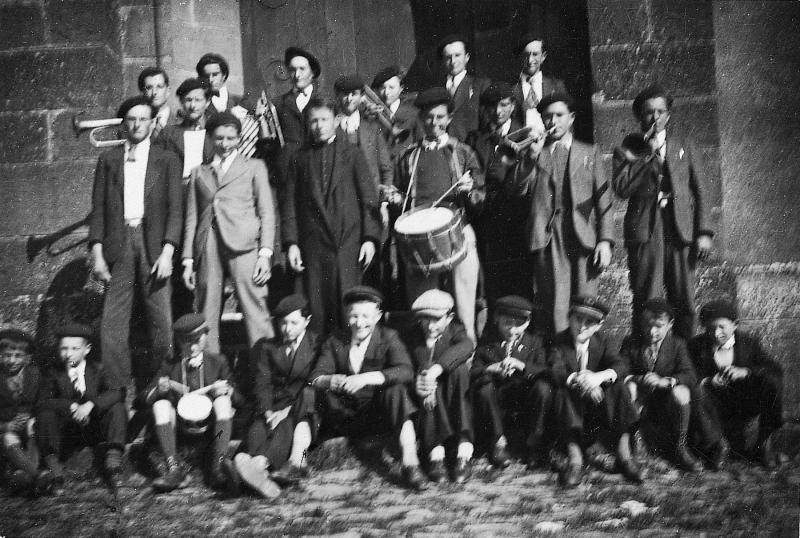  Garçons avec instruments de musique réunis autour du curé (curat), à Ségonzac, 1940-1942