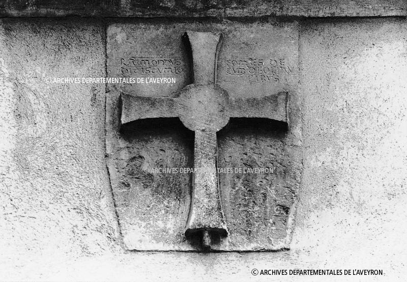 Croix templière avec inscription en latin du XIIIe siècle, place des Conques