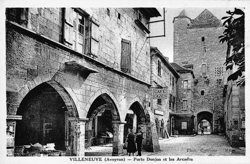VILLENEUVE (Aveyron) - Porte Donjon et les Arcades