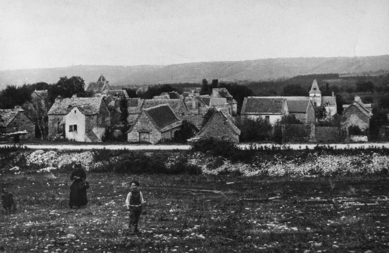 Deux enfants et une femme dans une prairie (prada, prat), au Mas de Rousset