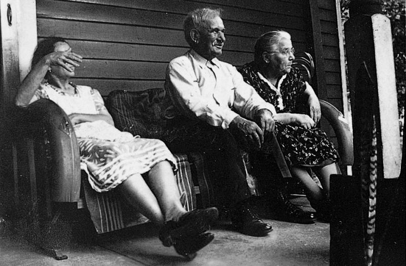 Trois personnes assises dans un canapé sur une terrasse, à Terre Haute dans l'Indiana (Etats unis d'Amérique)
