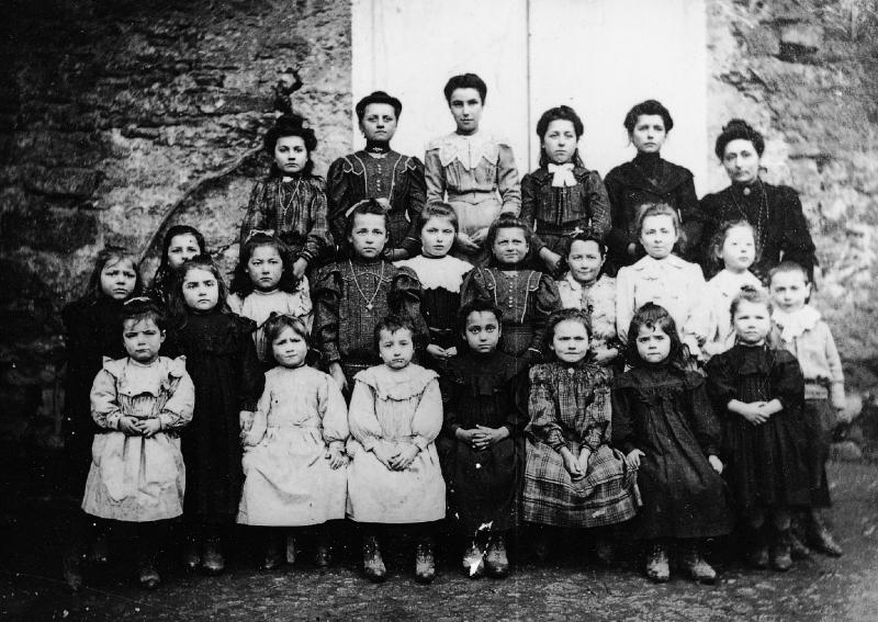 Ecole (escòla) publique des filles, vers 1908