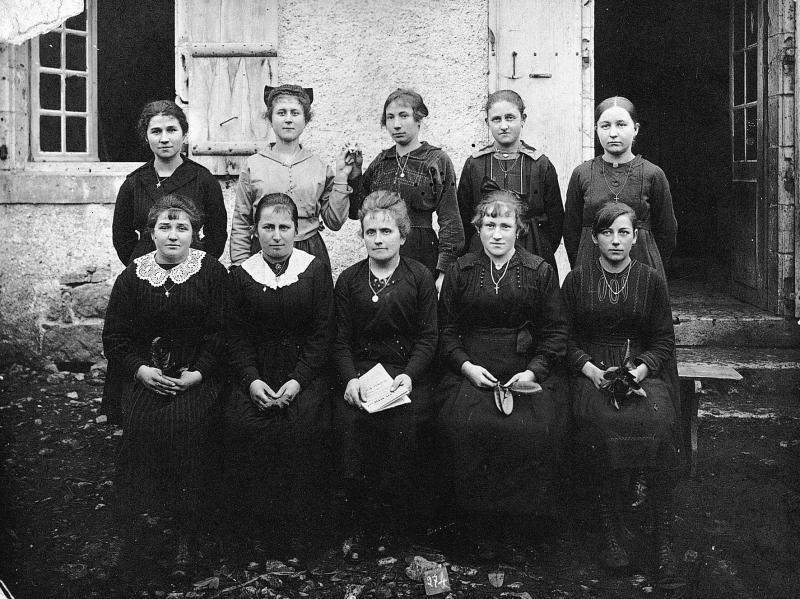  Ecole (escòla) libre ou privée des filles, à Ols, 1922