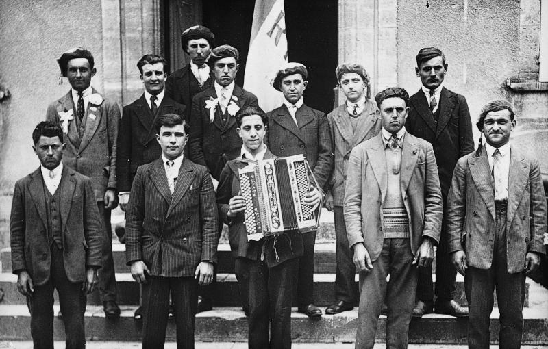 Conscrits avec accordéoniste (acordeonista) dans les escaliers de la mairie (comuna, ostal comun), 1931