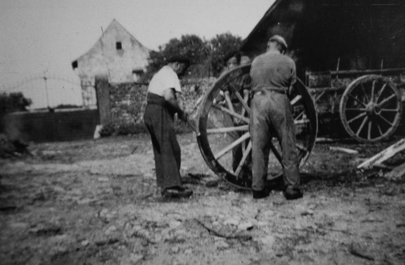 Hommes vérifiant la rotondité d'une roue (ròda) de char (carri) après son cerclage, 1950