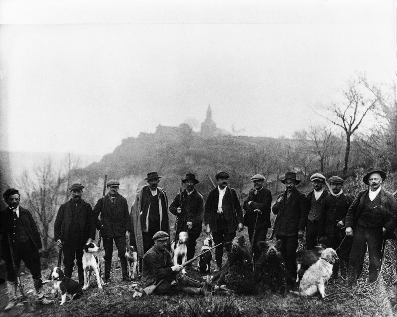  Chasseurs (caçaires) et chiens (cans) autour de deux sangliers (pòrcs singlars, singlars), 1927