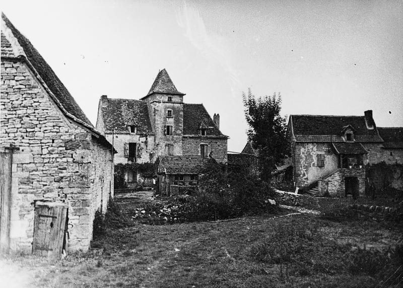 Grange (granja), maison (ostal) avec pigeonnier (colombièr, pijonièr) central et maison (ostal) avec balcon couvert (balet), à La Brousse, août 1959