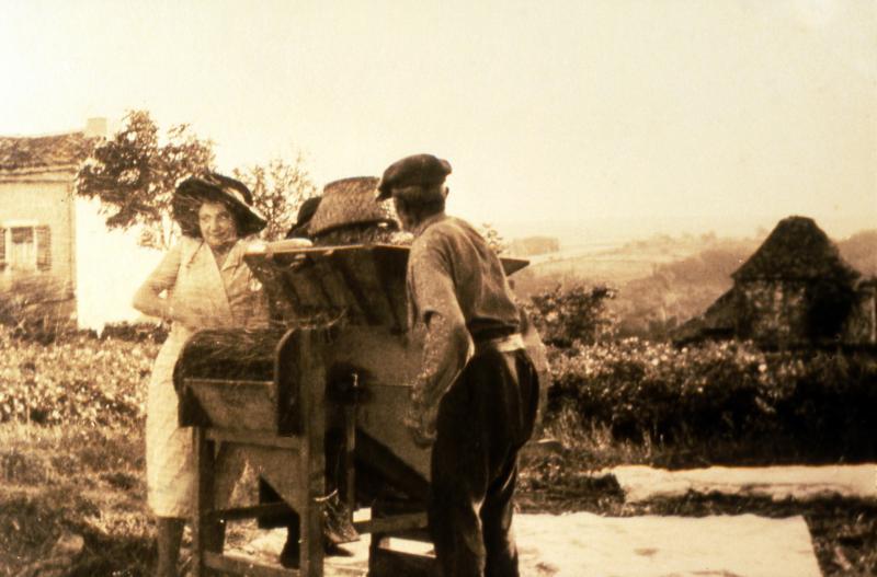  Deux femmes et un homme ventant du grain (gran) avec un tarare (ventador), 1935