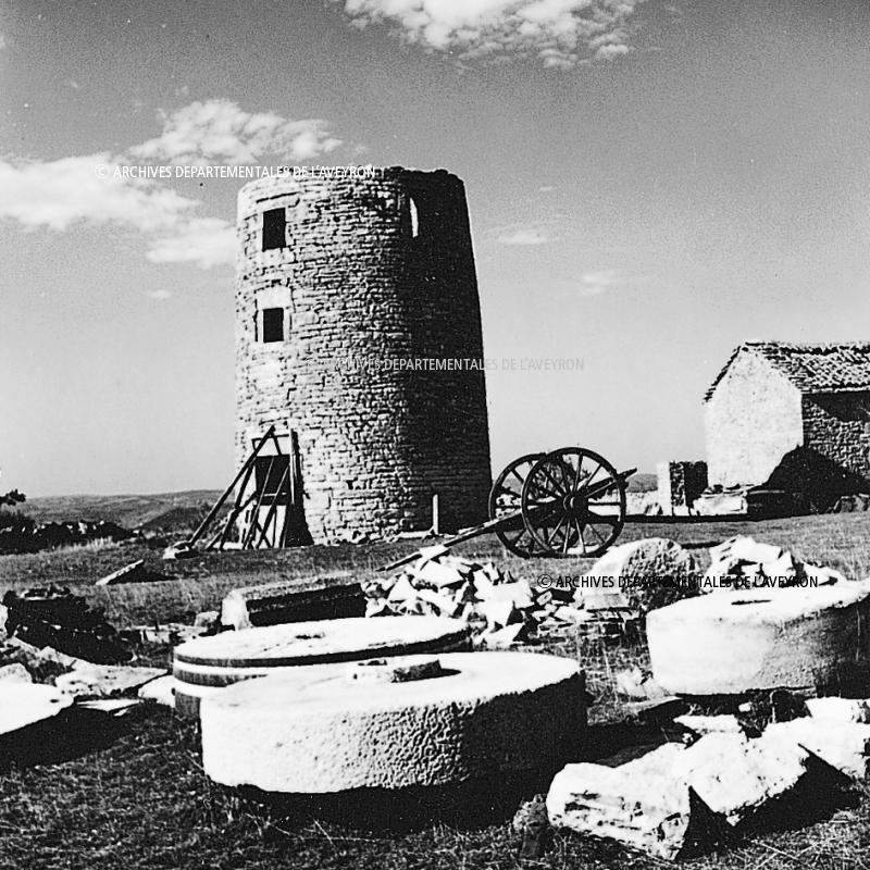 Moulin à vent (molin de vent) en cours de démantèlement, à Saint-Clair de Margue, octobre 1965