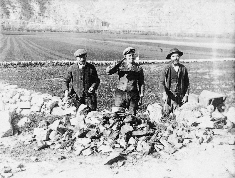 ​Temps de pause (beguda) durant la construction d'un muret (paredon) en pierre sèche, à La Vayssière, 1930