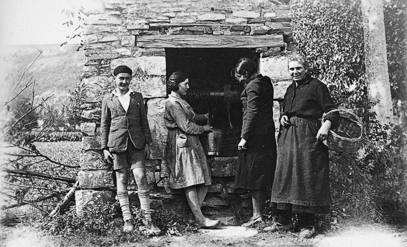 Jeune homme et trois femmes devant un puits (potz), à La Rive, août 1930