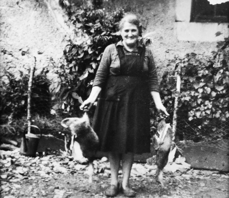 Femme avec deux canards (guits, rits) saignés au bout des bras, à Nauviale ou Neuviale, 1956