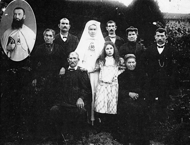Famille Fort avec religieuse (sòrre, sur) et missonnaire (missionari) en médaillon, à Farrou, 1910