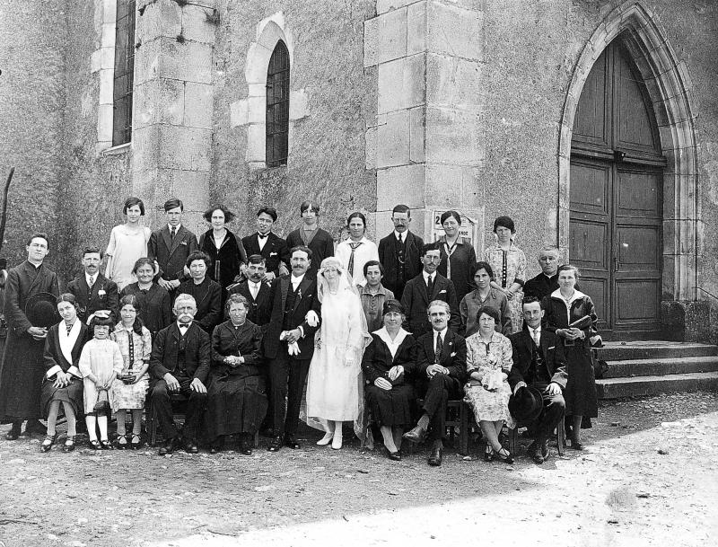  Mariage Birot-Cance et chanoine (canonge) devant la porte de l'église (glèisa), à Ols, 3 juillet 1926