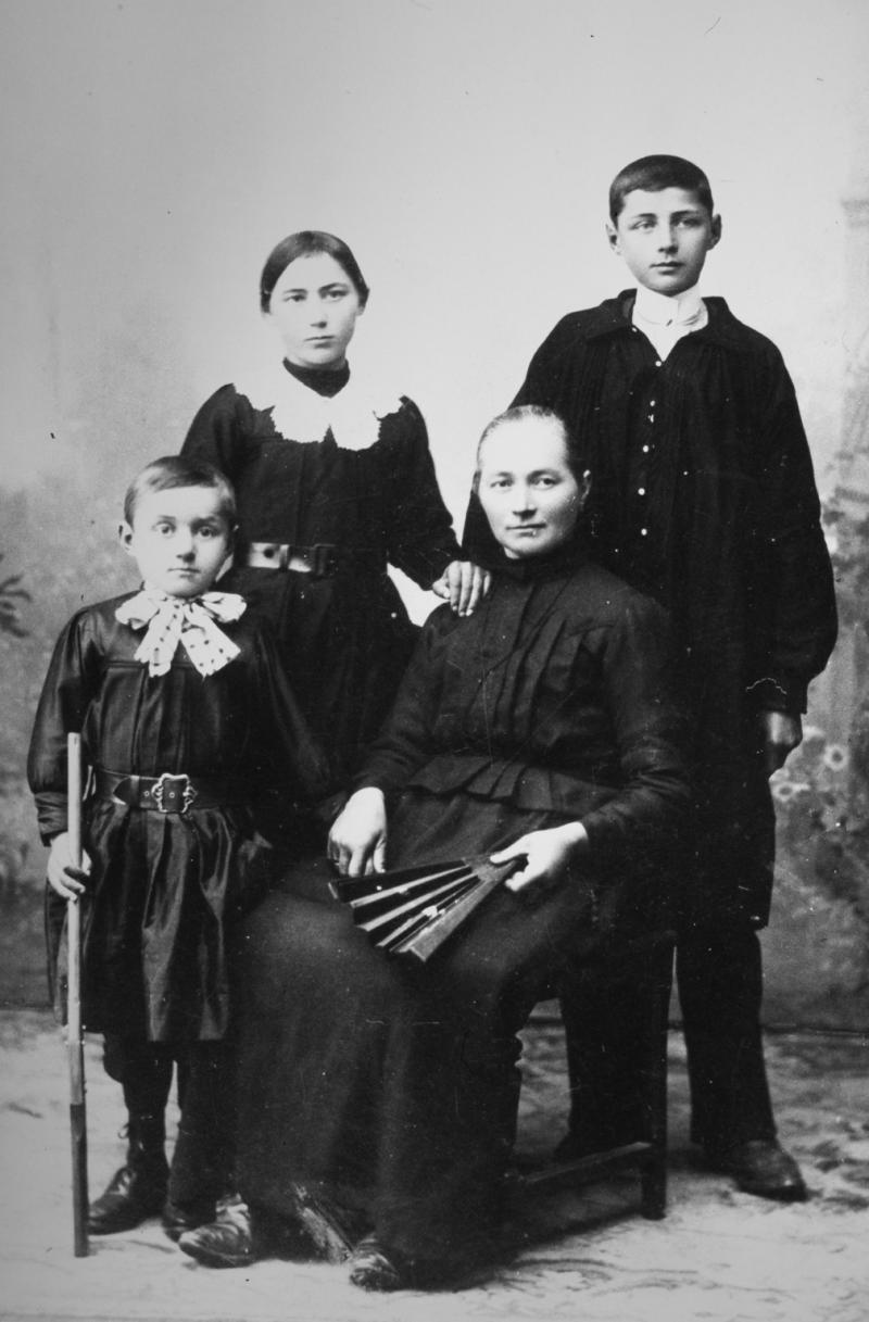 Femme avec éventail et trois enfants (dròlles, enfants), à Saint-Georges, 1910