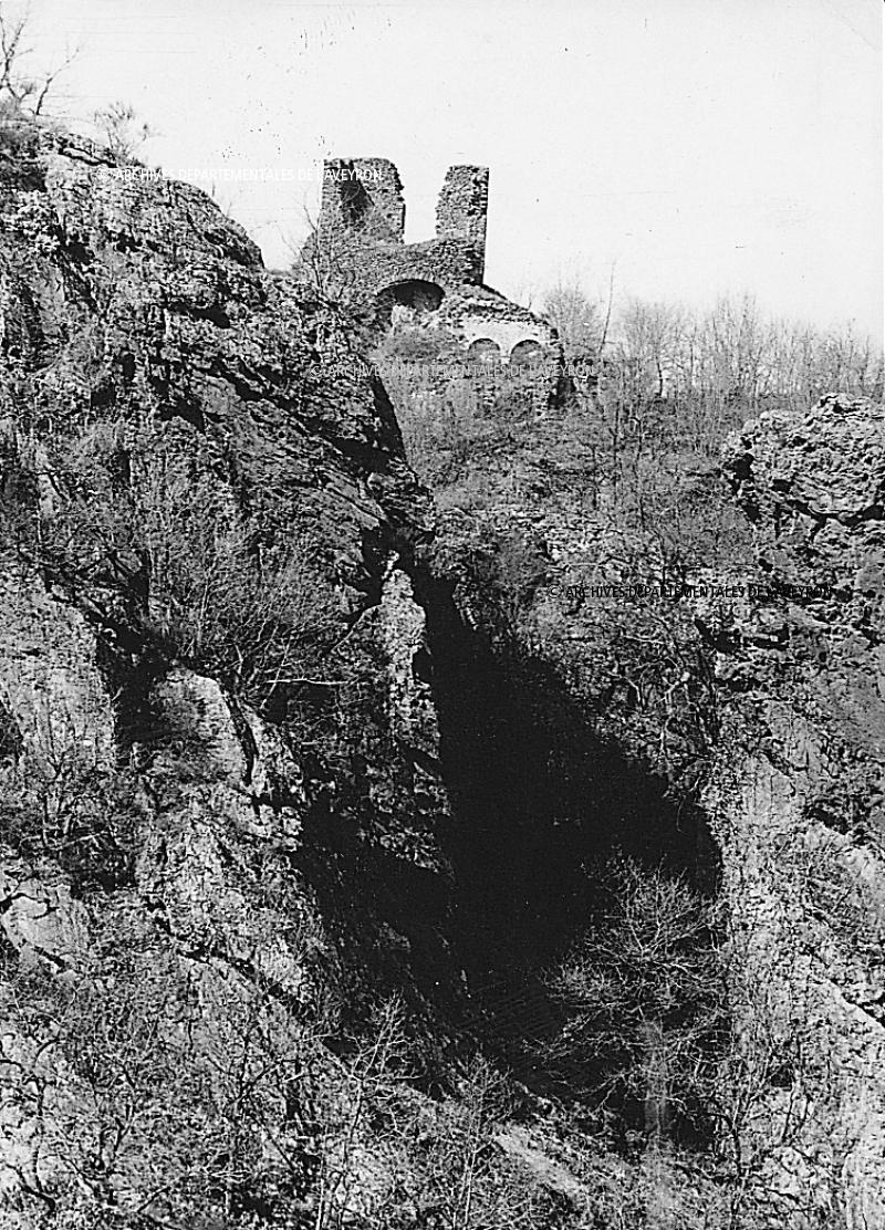 Ruines du château (castèl), à Peyroles
