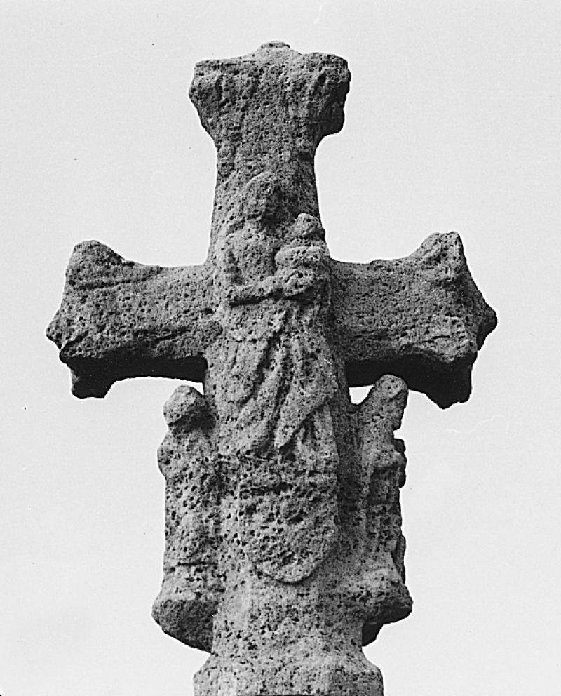 Croix (crotz) en pierre du XVIe siècle, à Pradials