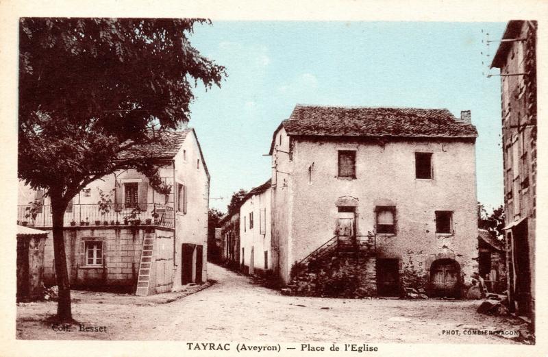 TAYRAC (Aveyron) – Place de l'Eglise