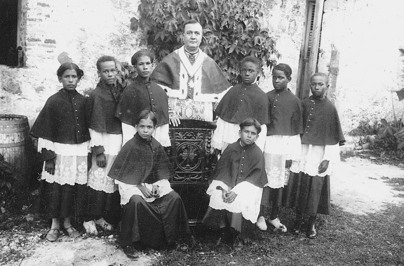 Missionnaire (missionari) du Peyralès (canton de La Salvetat Peyralès) et enfants de chœur (clergues), en Martinique